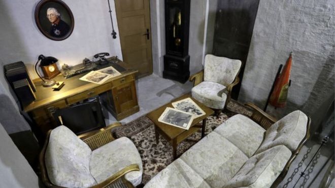 غرفة المكتب في مخبأ هتلرAP نسخة طبق الأصل من غرفة المعيشة والمكتب التي استخدمها هتلر لإدارة الحرب من تحت الأرض. هذه الغرفة مجهزة بأثاث يشبه ما كان موجودا في الغرفة الأصلية.