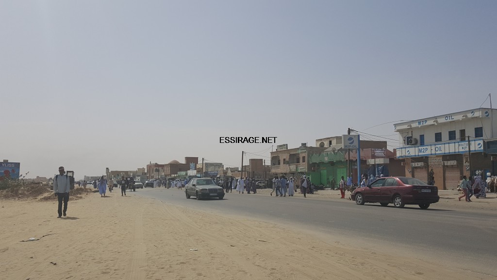 " عشرات المواطنين يسيرون على الأرجل بعد تعذر السيارات "