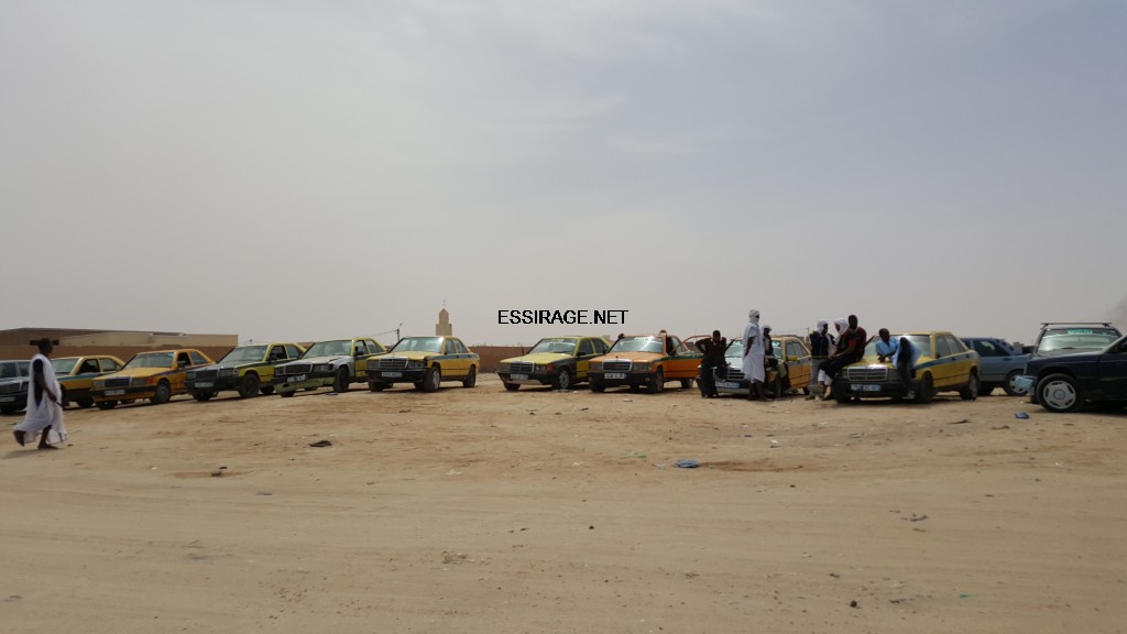 " بعض أصحاب السيارات داخل حائط المطار"