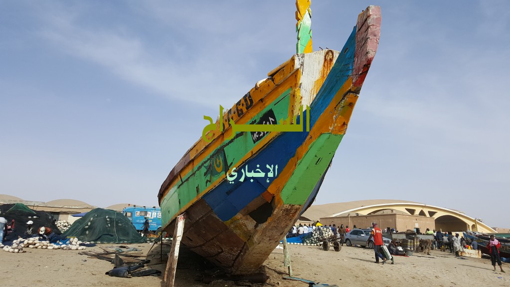 " أحد القوارب خلال عملية صيانته "
