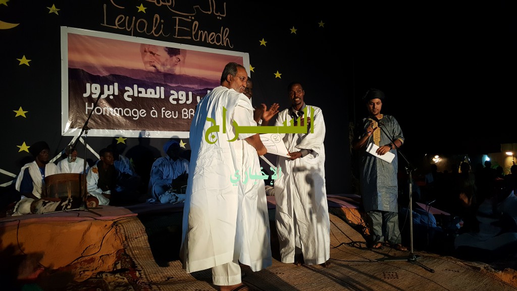 " أحمد ولد حمزة خلال تسليمه إحدي جوائز المهرجان "