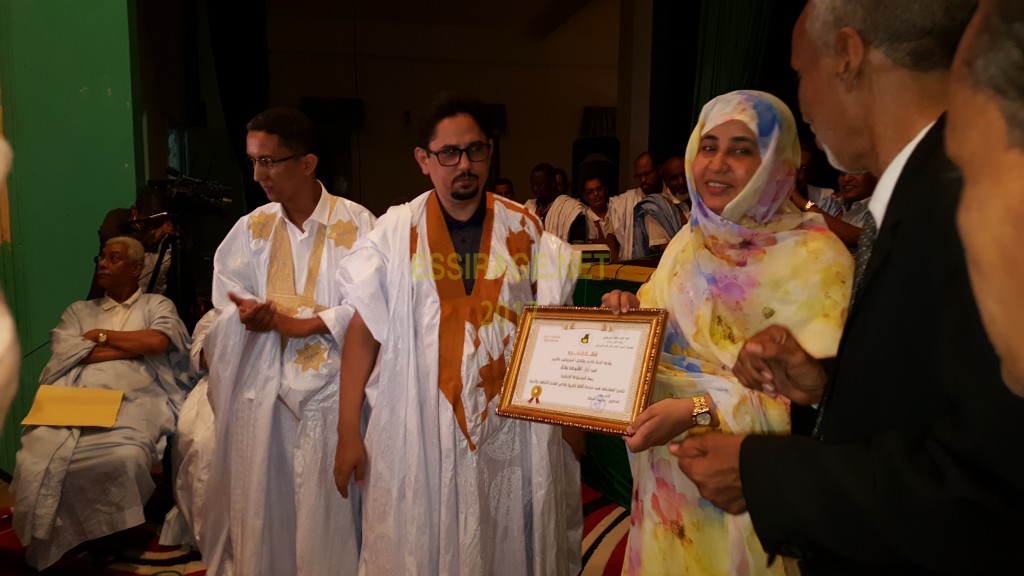 " وزير الثقافة يكرم رئيسة المجموعة الحضرية "