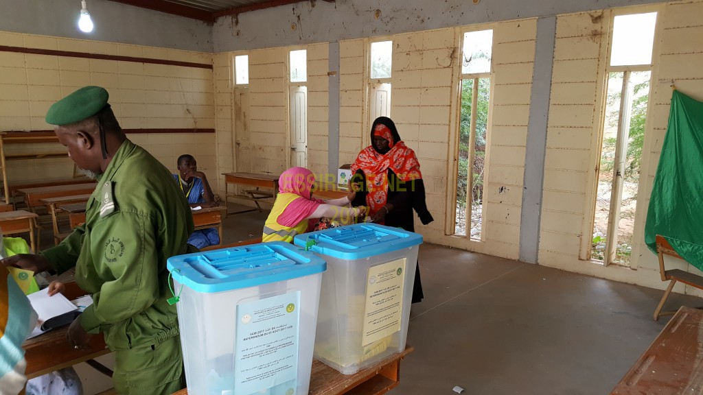 " أحد رجال الدرك يساعد اللجنة فى عملها "