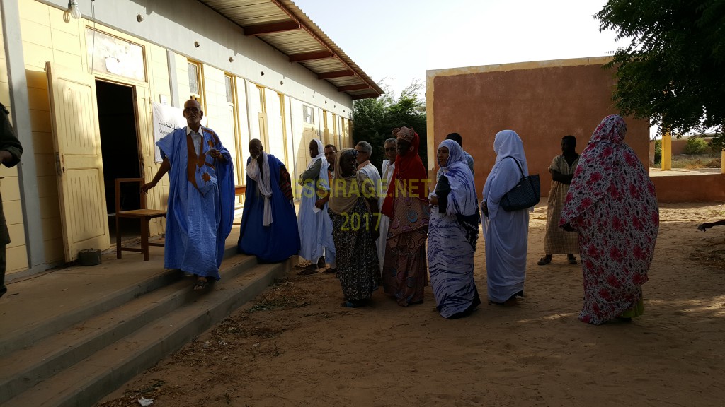 " أحد الطوابير أمام أحد مكاتب دار النعيم "