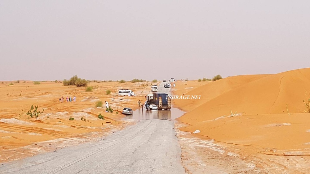 " شاحنة تقف وسط المياه صباح اليوم "