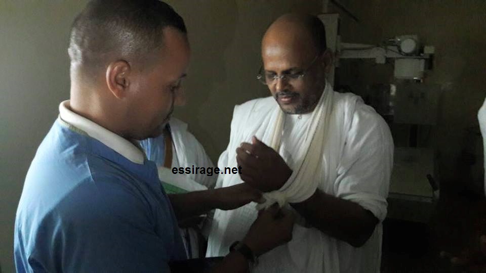 جميل منصور أثناء علاج ذراعه في المستشفى