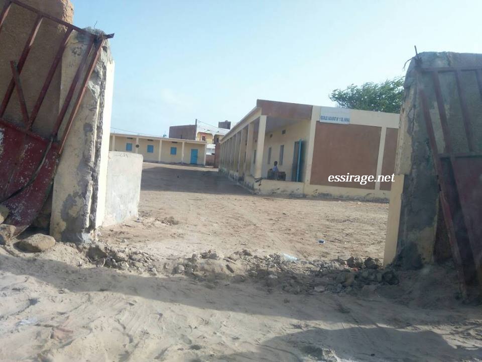 " أحد المكاتب بدون حضور "