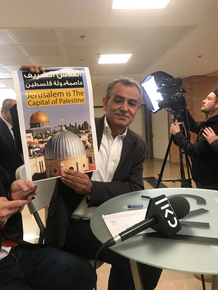 " أحد النواب يرفع الصورة التي رفعها خلال الجلسة "