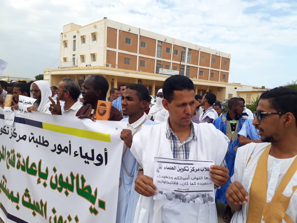 " النائب ولد سيدي مولود خلال الوقفة "