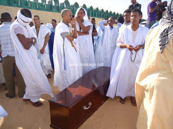 " لحظات من الانتظار قبل الصلاة على الراحلة "