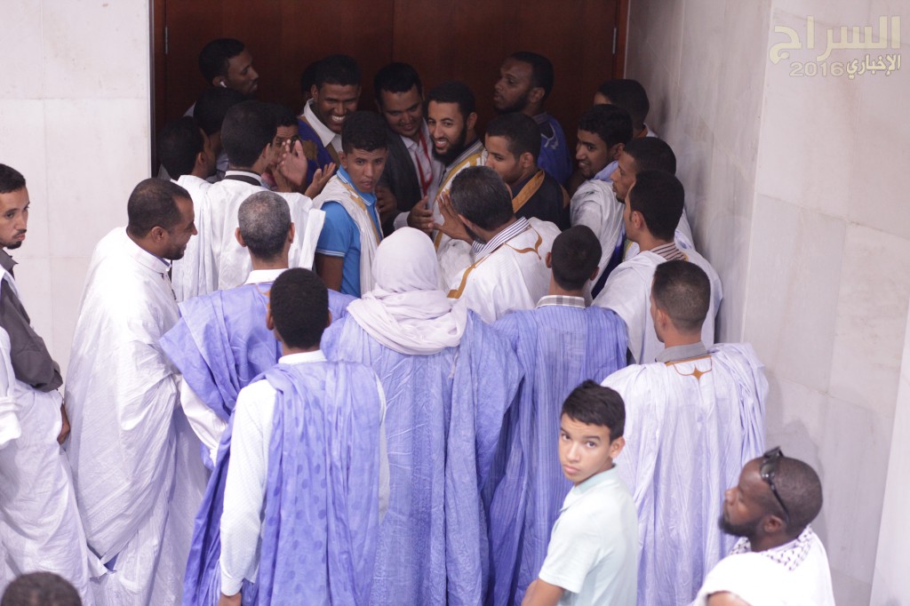 زحام الناس عند الأبواب 