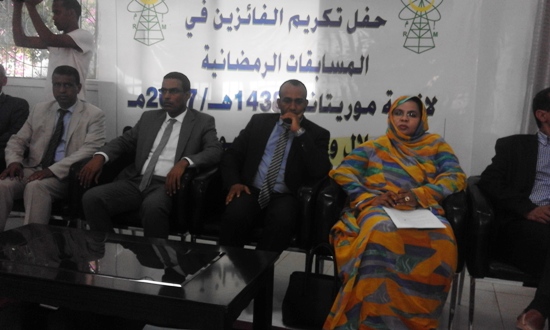 " الطاقم الإداري خلال الحفل "