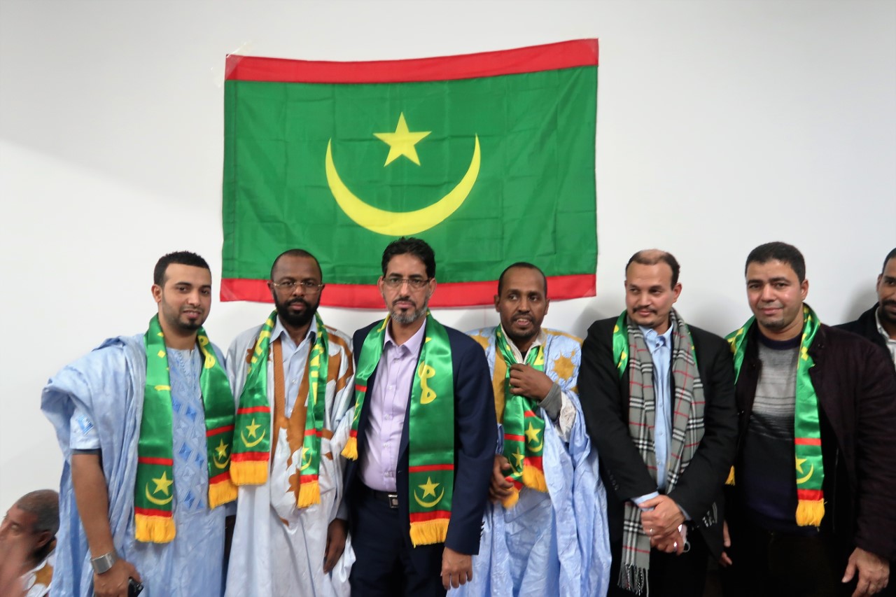 " بعض أفراد الجالية "